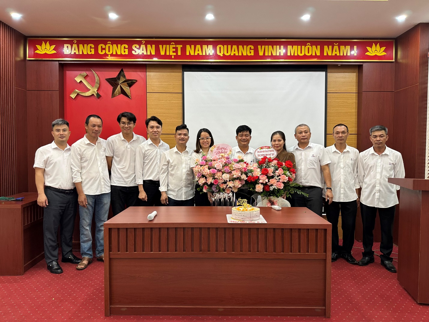 Xí nghiệp Dịch vụ Điện lực Thanh Hoá tổ chức sinh nhật cho CBCNV có sinh nhật trong quý III-2023